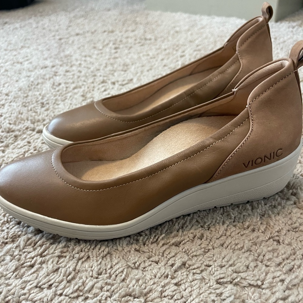 Vionic Jacey women’s size 8.5 brown loafer shoe suede wedge heel arch support